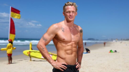 Cody Simpson mergulha na campanha de salvamento do surf