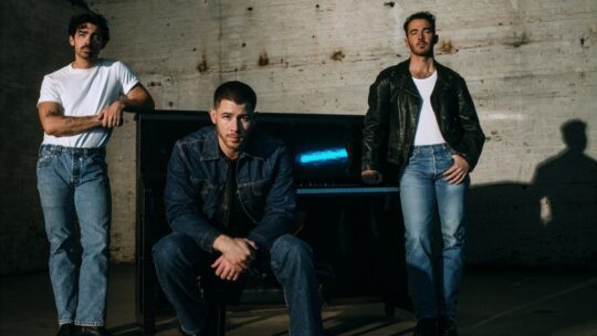 MGK recruta os Jonas Brothers para remix de ‘Cliche’ com toque de rock: Ouça